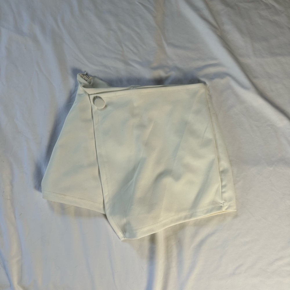 SHEIN White Asymmetrical Skorts